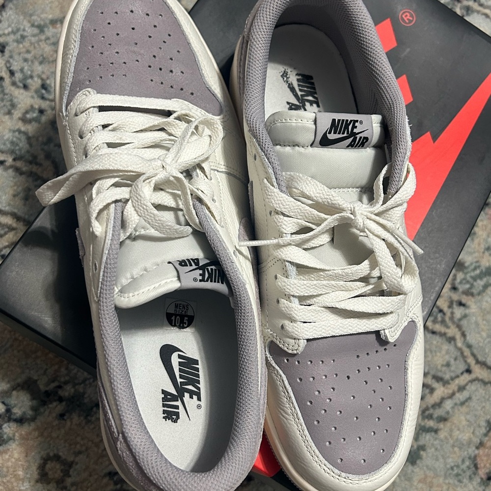 Nike Jordan 1 Retro Low OG
Atmosphere Grey men’s 10.5